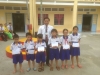 Thầy Diệp Văn Long - Hiệu trưởng nhà trường trao giấy khen cho học sinh