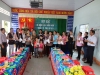 Thầy Diệp Văn Long - Hiệu trưởng nhà trường trao quà cho CBGV nữ trong ngày 8/3