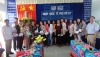 Nhà trường tặng hoa và quà cho CBGV nữ, cô giáo nghỉ hưu và PHHS nữ nhân ngày 8-3