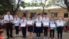 Thầy Diệp Văn Long - Hiệu trưởng nhà trường trao giấy khen và phần thưởng cho 7 học sinh đạt thành tích cao trong Hội thi