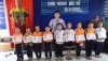 Thầy Nguyễn Thành Nguyên-TPT Đội trao giấy khen Cháu ngoan Bác Hồ cho HS khối 2